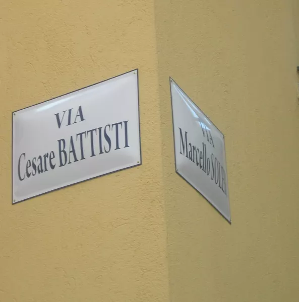 L'Istat impone che le nuove diciture di vie e piazze  abbiano numeri scritti in parola  e nomi e cognomi scritti per esteso. In centro città le targhe sostituite pochi anni fa sono già corrette. Le altre potranno rimanere tali