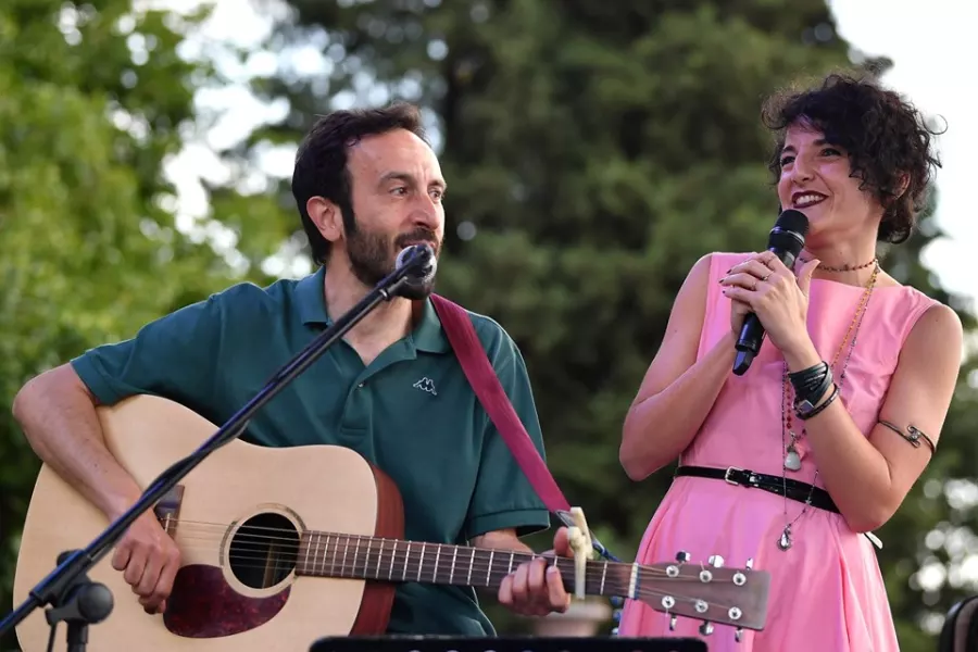 Enrica Tesio e Mao in “Filastorta d’amore”  sabato scorso al Castello del Roccolo (foto Fondazione Artea)