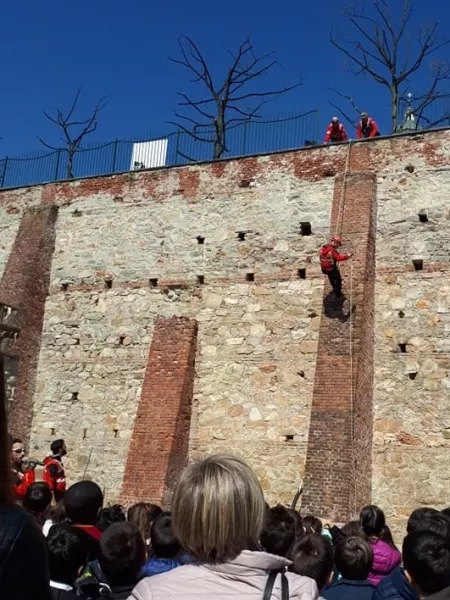 L’associazione Sai (Soccorso ambienti impervi), nell’incontro di sabato scorso, 30 marzo,  ha scelto svolto la sua esercitazione pratica di fronte agli alunni delle classi di quarta della scuola primaria facendo vedere come ci si cala dall’alto con l’ausilio delle corde, tecnica usata nelle profondità di ogni tipo, in montagna, nelle gole, nei pozzi