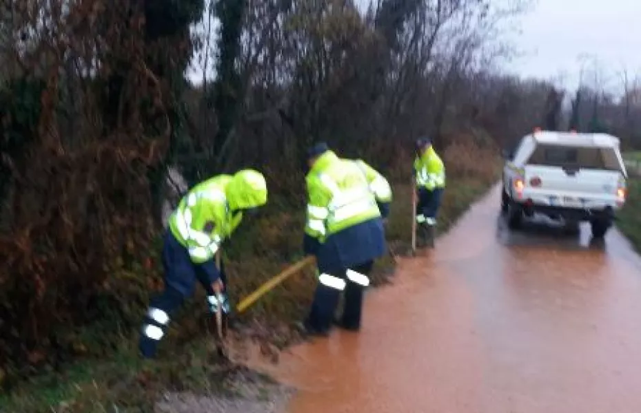 I volontari della Protezione civile al lavoro per liberare i canali di scolo