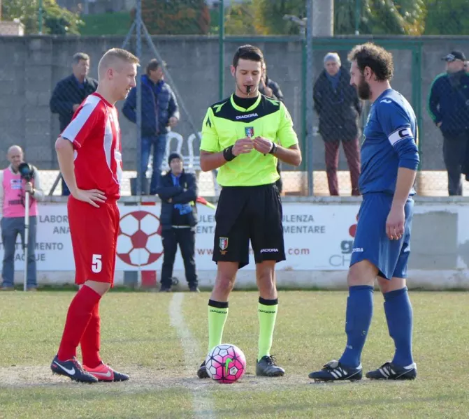 I capitani delle due squadre  con l'arbitro