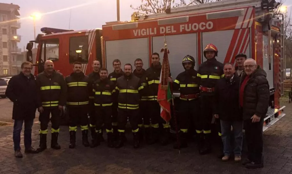 Il sindaco, Marco Gallo, e l'assessore Gian Franco Ferrero con i volontari di Busca dei Vigili del Fuoco 