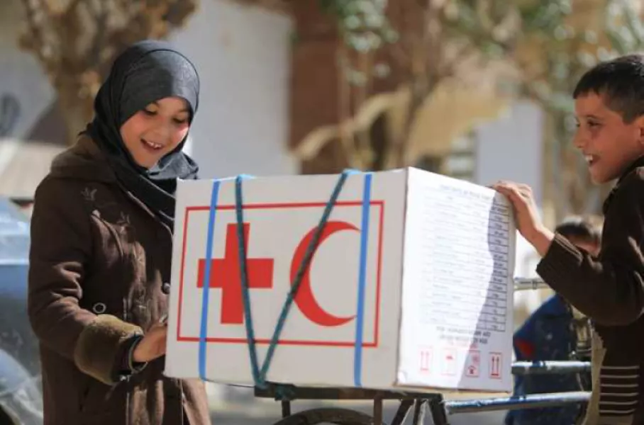 Dalle  foto di Ibrahim Malla emerge lampante la portata della tragedia umanitaria in Siria, ma anche la speranza portata dai volontari che rischiando la propria vita per tenere alti i principi di Umanità e di Neutralità che stanno alla base dell’associazione internazionale