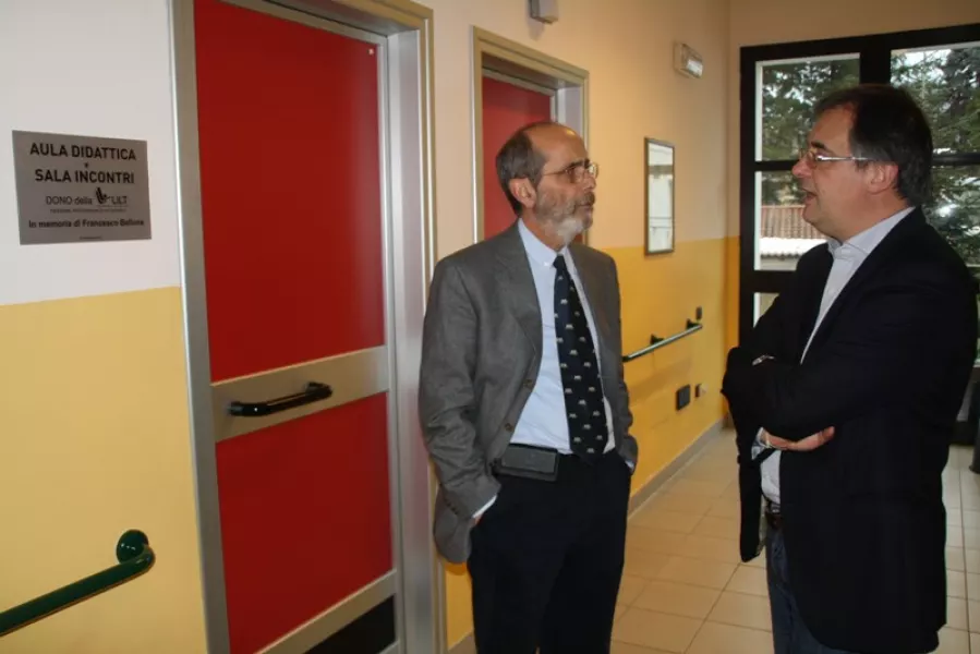 Il direttore dell’Oncologia dell’Asl CN1 e responsabile della struttura Cure palliative e hospice, Pietro La Ciura con il sindaco, Marco Gallo