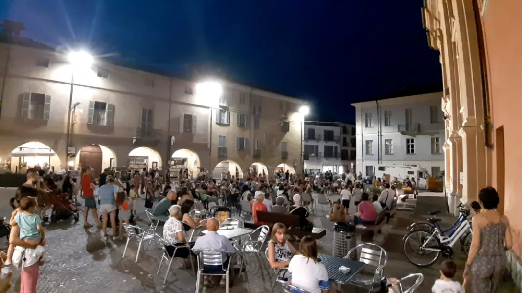 Sì di Venere, a cura di Santibriganti Teatro,  come ogni anno accoglierà gli affascinanti spettacoli degli artisti di strada nel centro storico di Busca, nella splendida piazza della Rossa