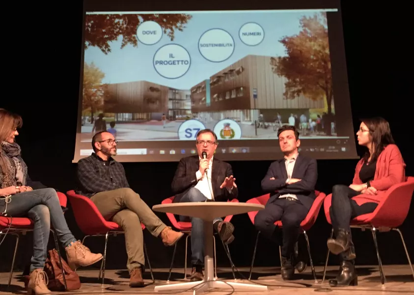 Un momento della presentazione ieri sera al Teatro Civico. Da sinistra, Milva Rinaudo, Davide Martini, Marco Gallo, Daniele Rangone, Laura Savodàl