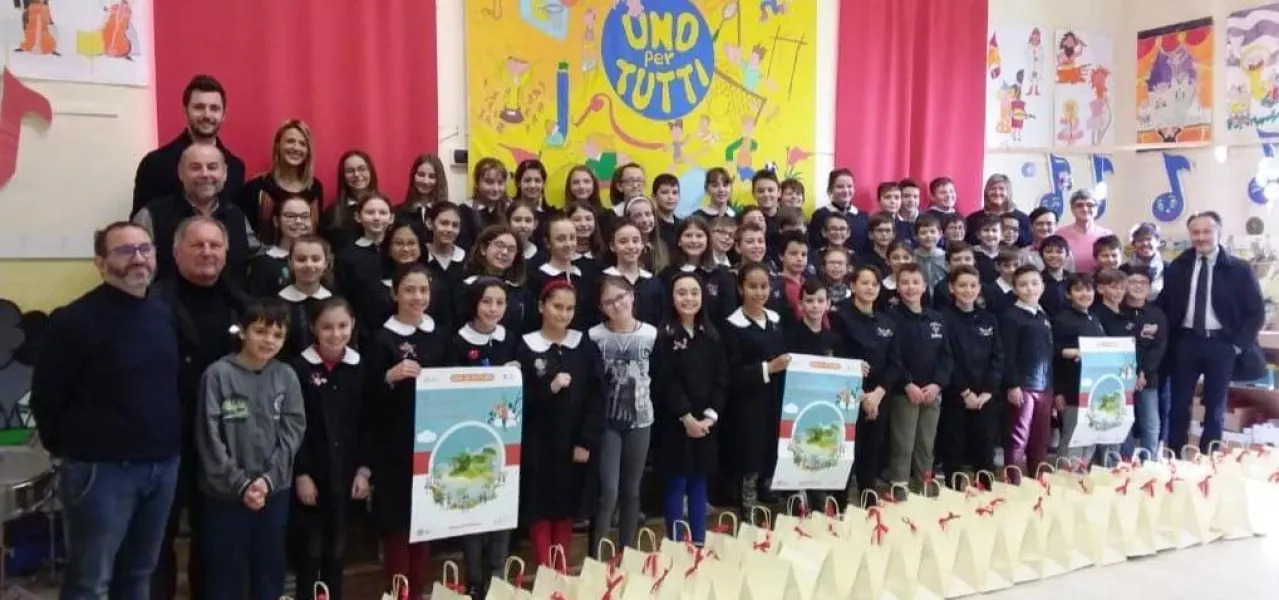 L’avvio delle attività è stato salutato con piacere anche dall’amministrazione comunale presente con l’assessore Gian Franco Ferrero, nella foto con gli alunni e il dirigente scolastico Davide Martini