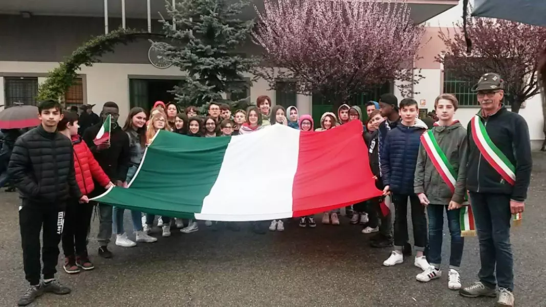 Alla trasferta hanno partecipato gli assessori Carla Eandi ed Ezio Donadio, con il sindaco junior Simone Cosio e il CCR, la classe 3°D  delle medie e una delegazione dell'Ana Busca