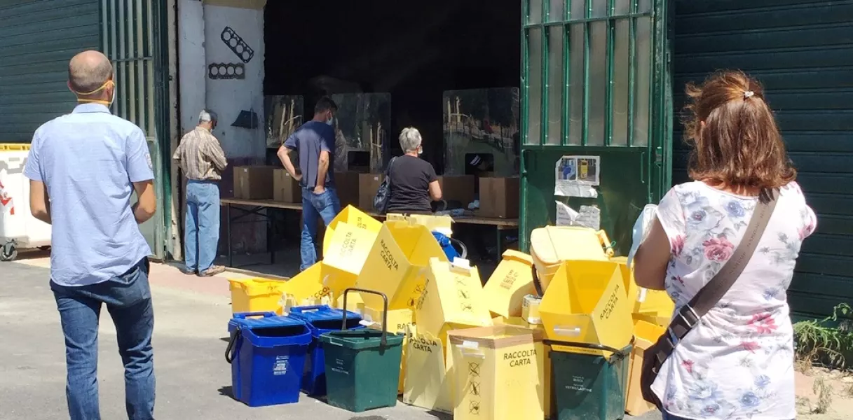 La consegna del kit raccolta rifiuti porta a porta, nell'area Capannoni in corso Romita,  è organizzata in modo da scandire l'afflusso dei cittadini per ordine alfabetico.  Si incomincerà oggi, lunedì 6 giugno con le lettere A e B,  si prosegue martedì 7 con le lettere C D E F, mercoledì 8 giugno con le lettere G H I J K L M, giovedì 9 con le lettere N O P Q R S, venerdì 10 con le lettere T U V W Y Z