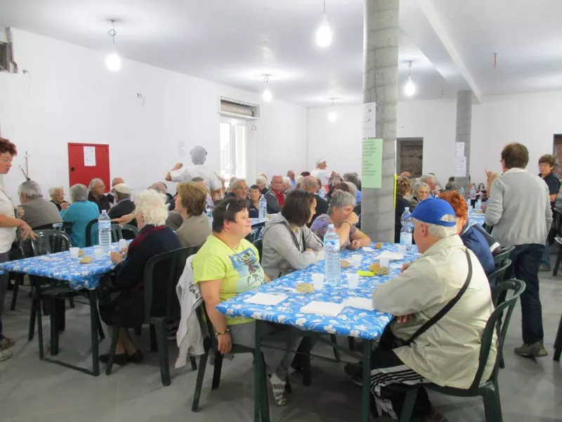 Le tavolate nel salone ospitato nella nuova ala della struttura