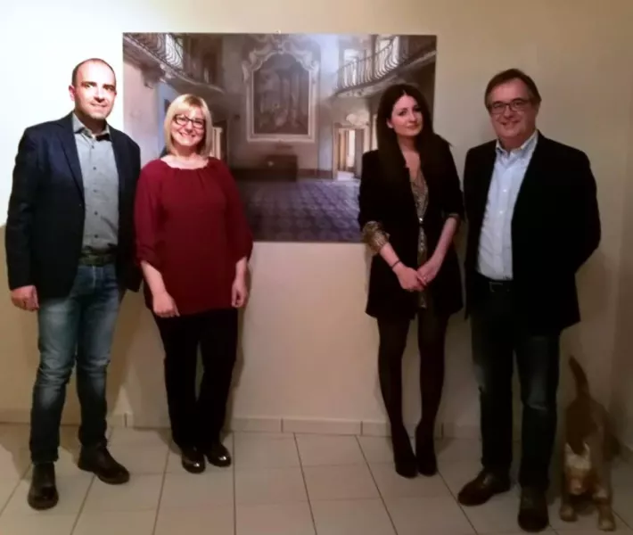 Da sinistra, il consigliere comunale Diego Bressi, Cristina Giaccardo, la fotografa  Eleonora Costi e il sindaco Marco Gallo alla presentazione della mostra