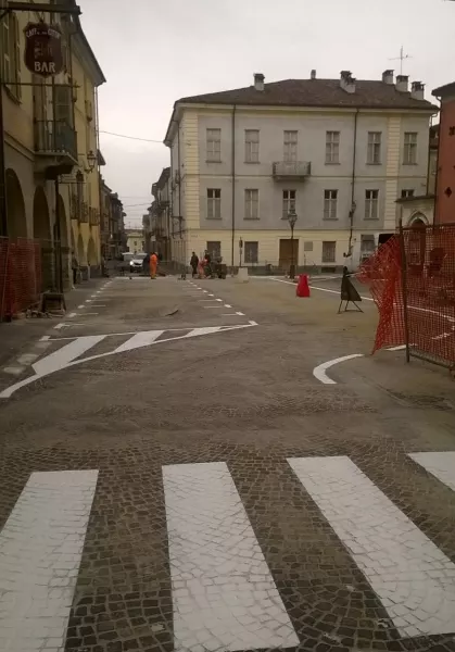 Conservati, su riuchiesta di esercenti e commercianti, undici posti auto per i parcheggi a disco orario, spostati sul lato portici. Il nuovo percorso stradale consente una maggiore sicurezza