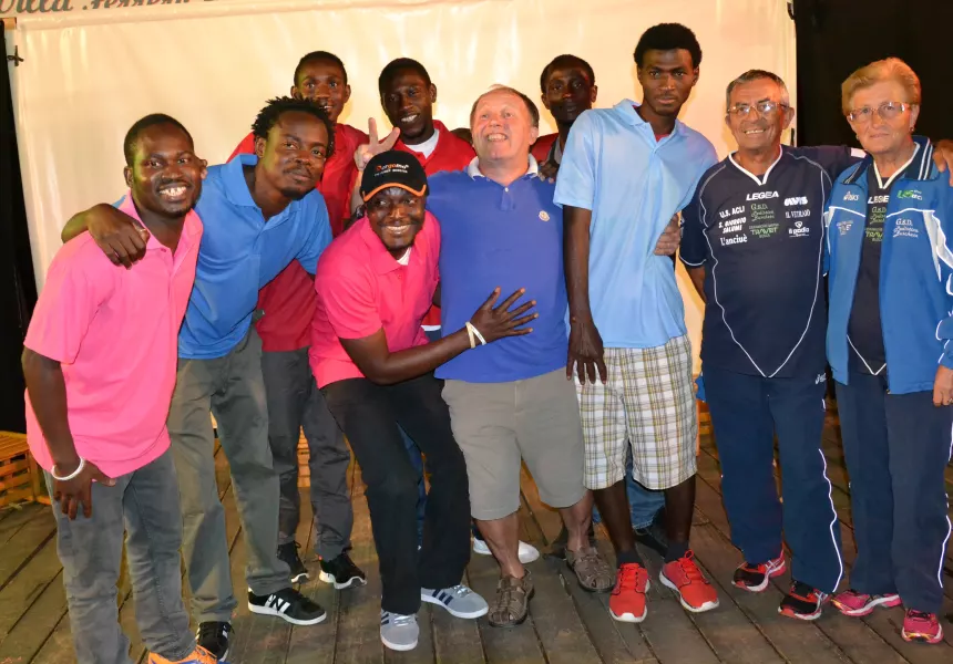 I ragazzi protagonisti della serata con il giardiniere comunale Pietro Bortignon e il presidente della Podistica Buschese Angelo Pasero