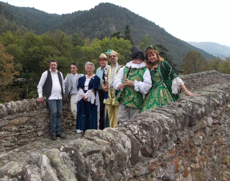 Buscaja e la Bella Antila ospiti a Briga, qui sul Pont du Coq  di epoca medievale