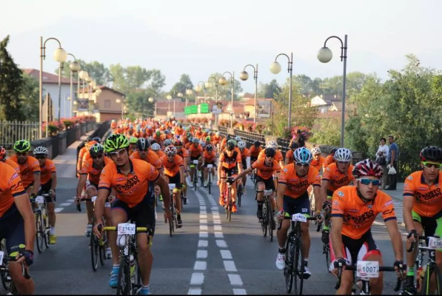 I corridori amatoriali della Fausto Coppi ieri mattina sul ponte del Maira