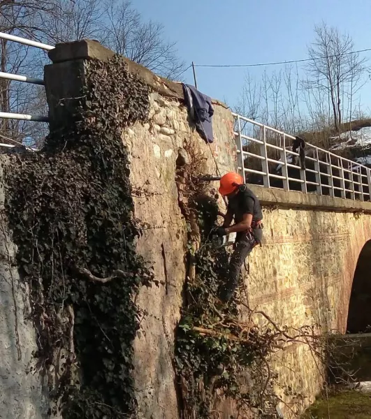 Lavoro acrobatico questa mattina per la pulitura delle arcate del ponte sul Maira in frazione Castelletto