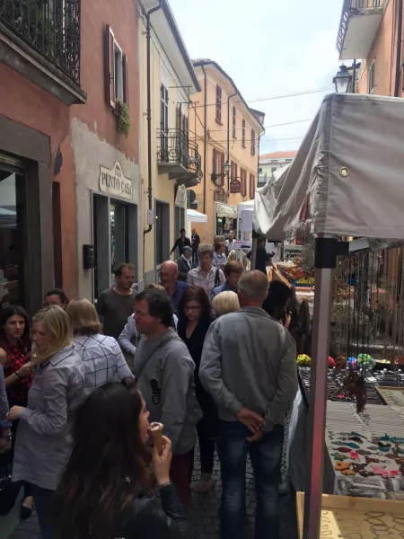 Un fiume di gente in centro ieri all'ora di pranzo