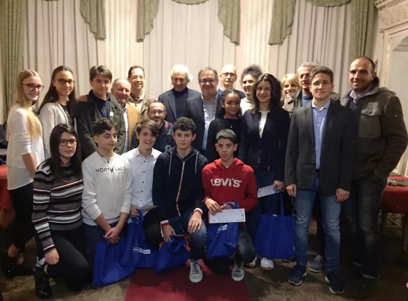 I premiati con il sindaco, gli amministratori comunali, il dirigente scolastico, i presidenti di Bcc Caraglio e della Consulta delle Famiglie