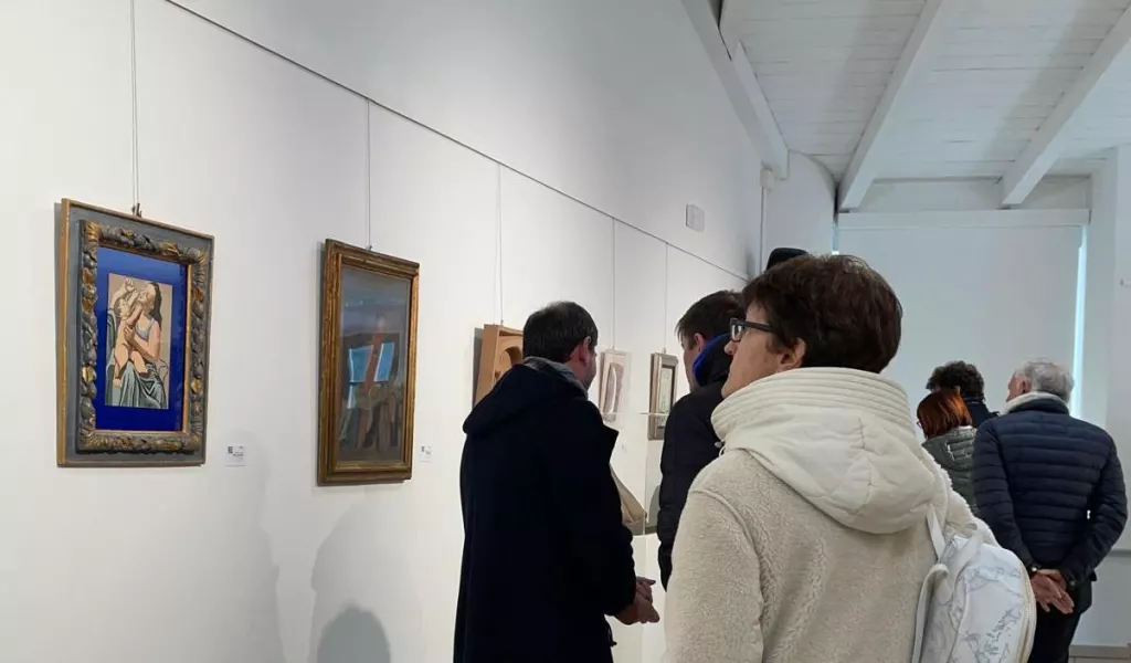 Oltre ai pezzi dei grandi artisti del Novecento, da Picasso a Fontana, da Martini a Manzù, da Cassinari a Mastroianni, l’esposizione presenta una sezione locale dedicata alle opere di carità buschesi