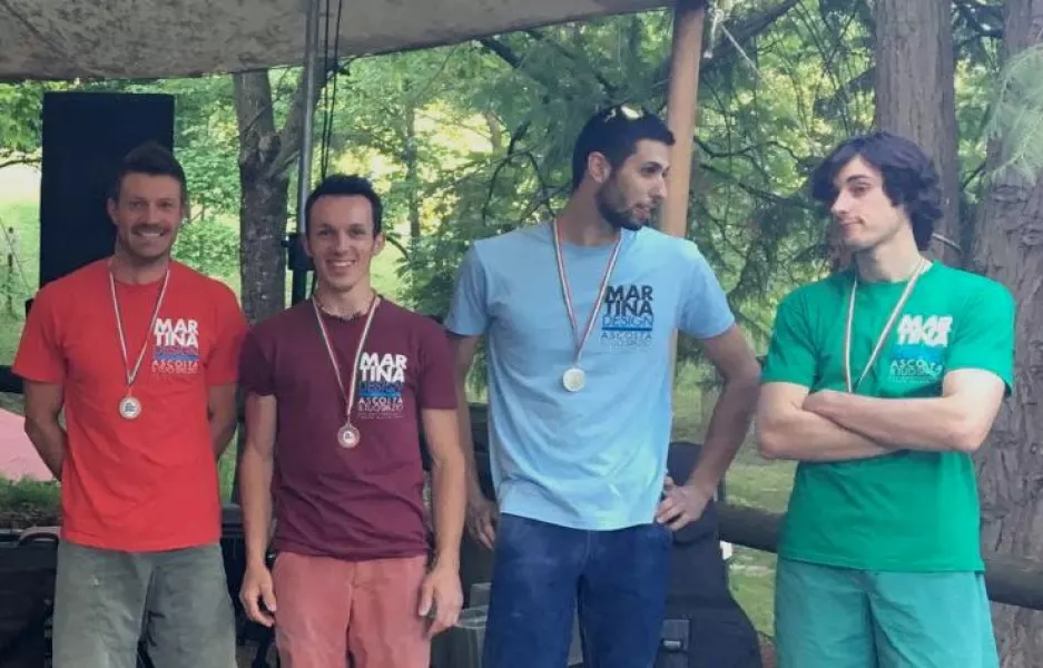 Andrea Tallone, a destra con la maglia verde della squadra di Busca, ha regalato alla città la prima medaglia d'oro nella gara di arrampicata