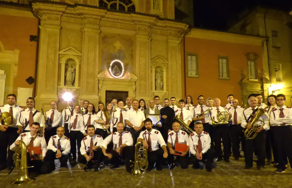 Il Complesso bandistico musicale di Castelletto in una precedente edizione del Concerto della Madonnina, con, al centro, il presidente onorario Luca Gosso e l'assessore alle Manifestazioni Gian Franco Ferrero