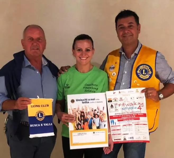 Da sinistra, l'assessore alle Manifestazioni Gian Franco Ferrero, la presidente del comitato Fitwalking Solidale, Franca Aimar, il presidente del Lions Club Busca e Valli, Alberto Capello