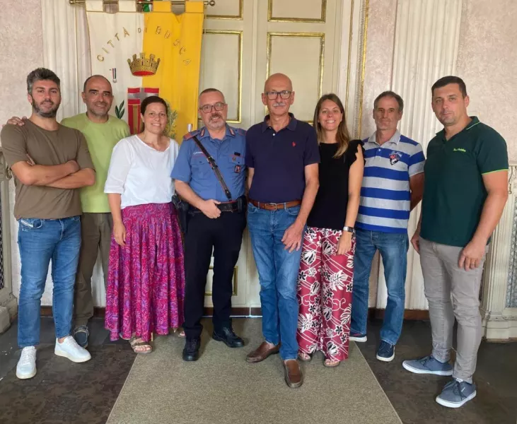 Il sindaco, Ezio Donadio,  e i componenti della giunta hanno ricevuto al palazzo comunale il comandante della stazione dei Carabinieri di Busca, maresciallo capo Stefano Imperatori, che lascia l’ incarico in città per prendere il comando della stazione di Cuneo