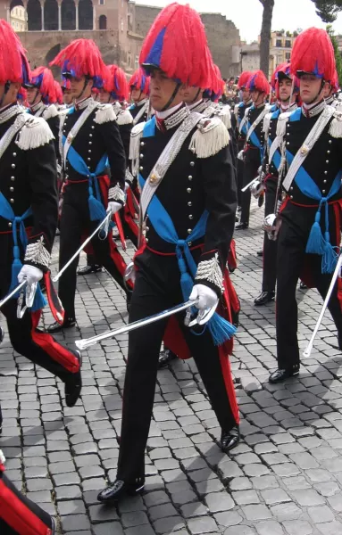 Carabinieri in alta uniforme. Alle ore 10 al cinema-teatro Lux si terrà la prima delle due cerimonie, con i conferimenti nelle mani del generale di Brigata Gino Micale, in rappresentanza dell’Arma, e al Colonnello Magliocchetti: interverrà il professor Nando Dalla Chiesa