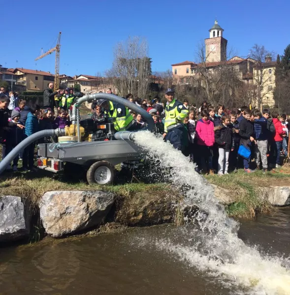 La motopompa in funzione sabato scorso nei pressi del Talu, per la dimostrazione pratica ai bambini delle scuole elementari del Gruppo comunale di Protezione civile