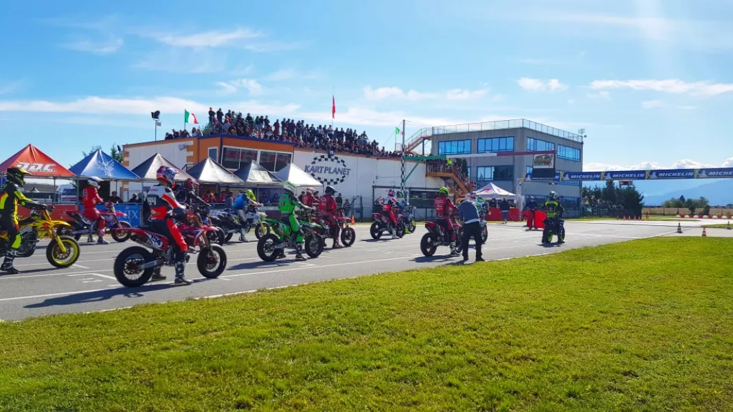 Sabato  e domenica prossimi  sui 1.750 metri del circuito buschese KartPlanet  si apre  il campionato  mondiale della Supermoto con il Gran Premio del Piemonte