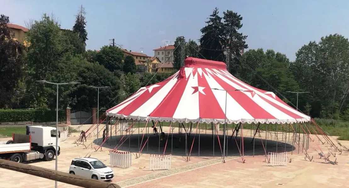 Lo chapiteau in piazza Giovanni Paolo II