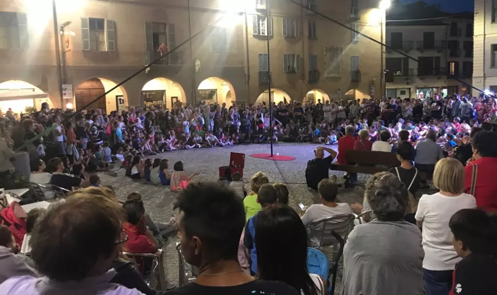 Un fiume di gente in centrocittà. Qui Manoamano, uno degli spettacoli free in piazza della Rossa