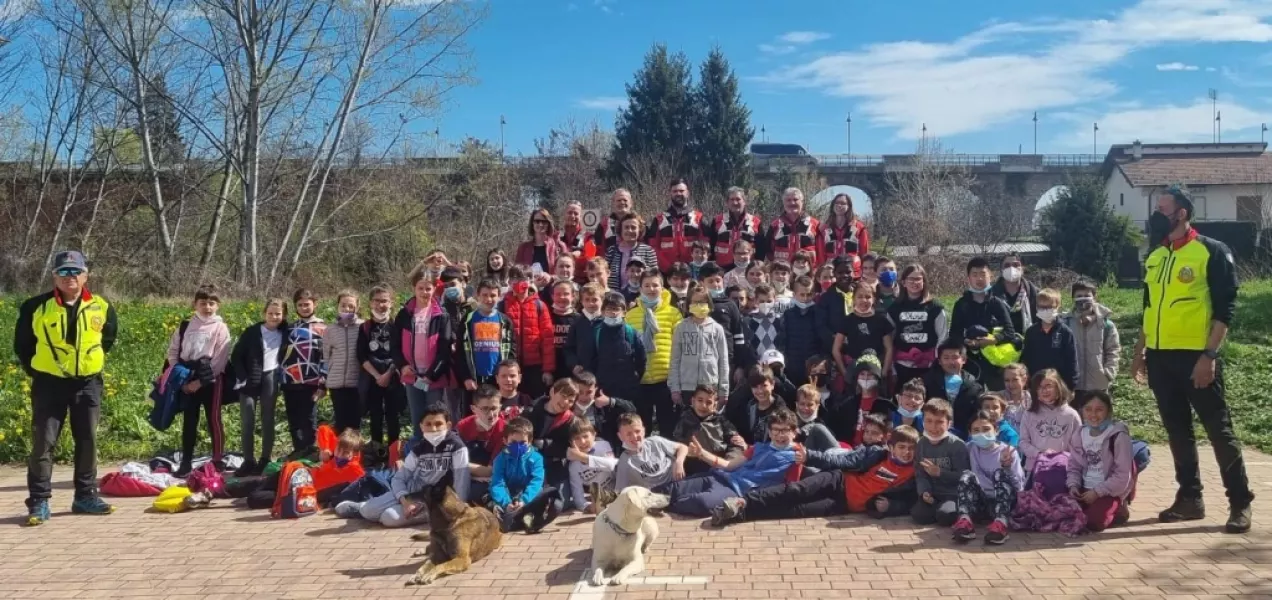 Questa  mattina la sezione Sai (soccorsi ambienti impervi) dell’Associazione nazionale carabinieri, insieme con l’unità cinofila dei Pompieri senza frontiere di Cuneo  e i cani Luna e Sally, hanno tenuto il secondo incontro di AAA piccoli volontari cercansi