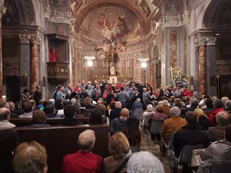 Chiesa stracolma di pubblico