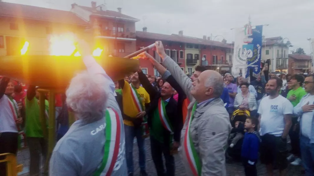 Si accende il bracere 'olimpico': per il via fficiale alla manifestazione di sabato scorso a Villafalletto rappresentava la Città di Busca l'assessore alle Manifestazioni Gian Franco Ferrero