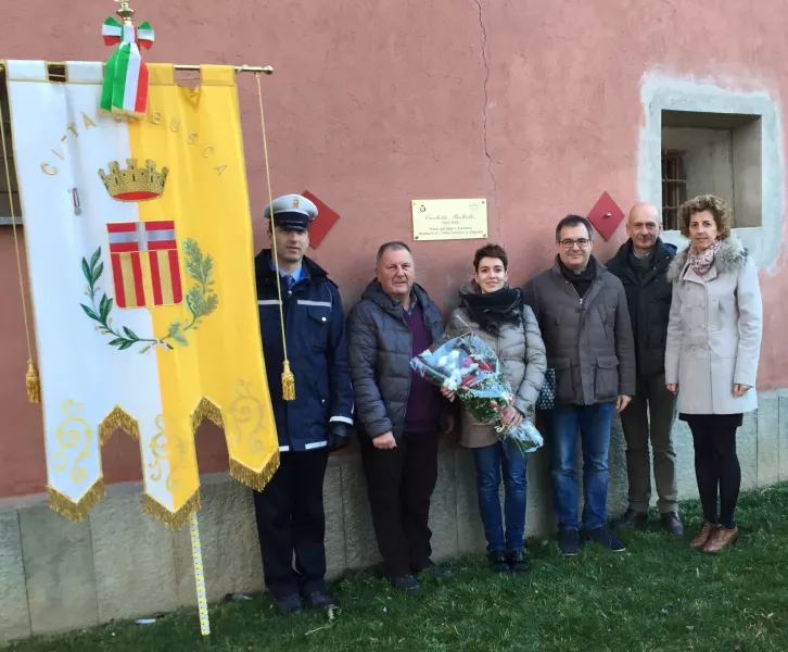 Davanti alla targa dedicata a  Carletto Michelis nel parco della Resistenza