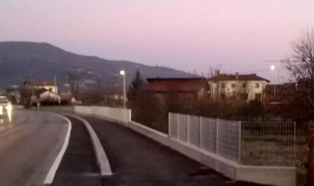 La barriera di protezione lungo un tratto della pista ciclopadonale