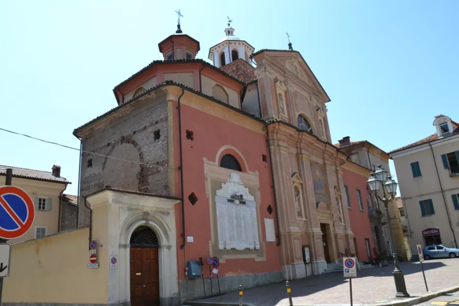 Piazza della Rossa. Il centro cittadino potrà essere riqualificato. Nel progetto nuova illuminazione, livellamento dei marciapiedi, nuovi percorsi pedonali, pulizia dei portici, estensione del pavè