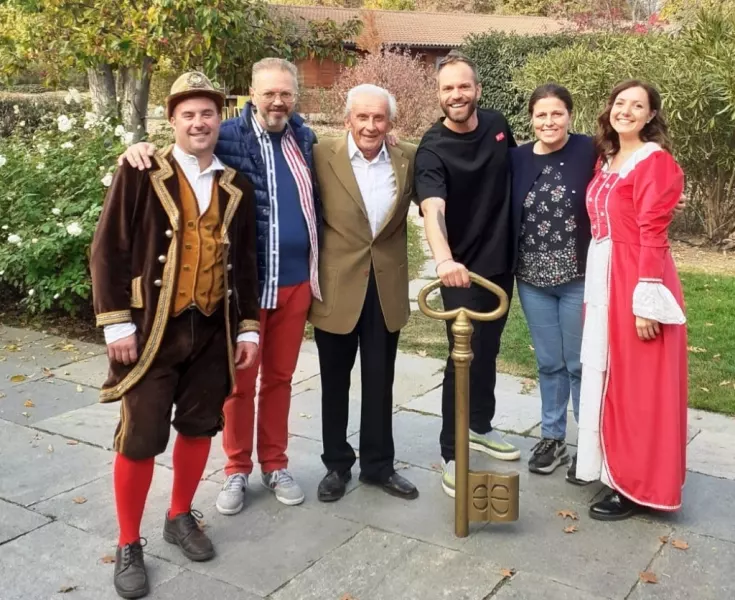 Simone Rugiati, al centro, con le Maschere Micon (Ivano Falco), Miconetta (Cinzia Garino), Giangi Giordano, l’assessora Lucia Rosso, il presidente del comitato Carnevale, Davide Marabotto