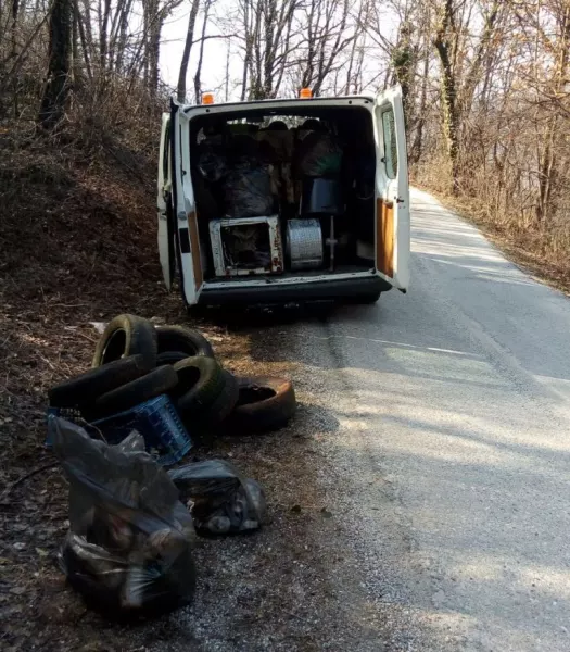 Gomme per auto, tra i rifiuti recuperati durante la pulizia straordinaria