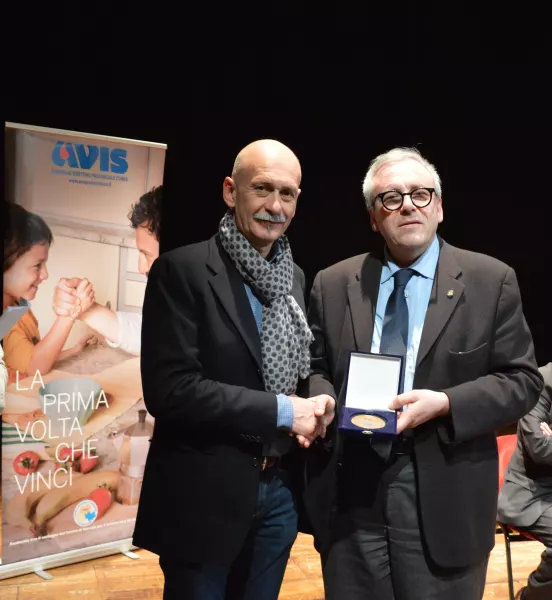 L'assessore al Volontariato, Ezio Donadio, riceve dal presidente regionale Avis la medaglia del novantennale dedicata alla Città di Busca