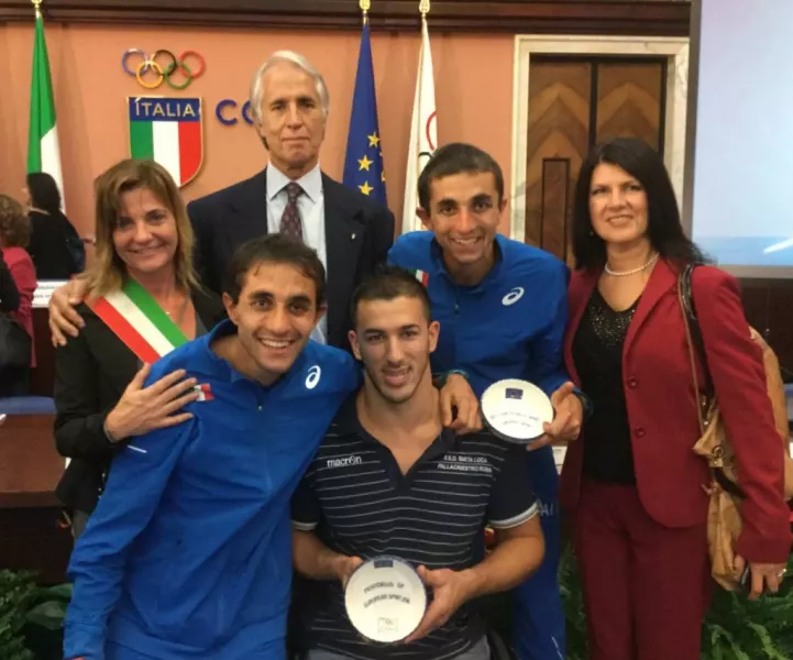 Un momento della cerimonia a Roma con i gemelli Dematteis e il presidente del Coni