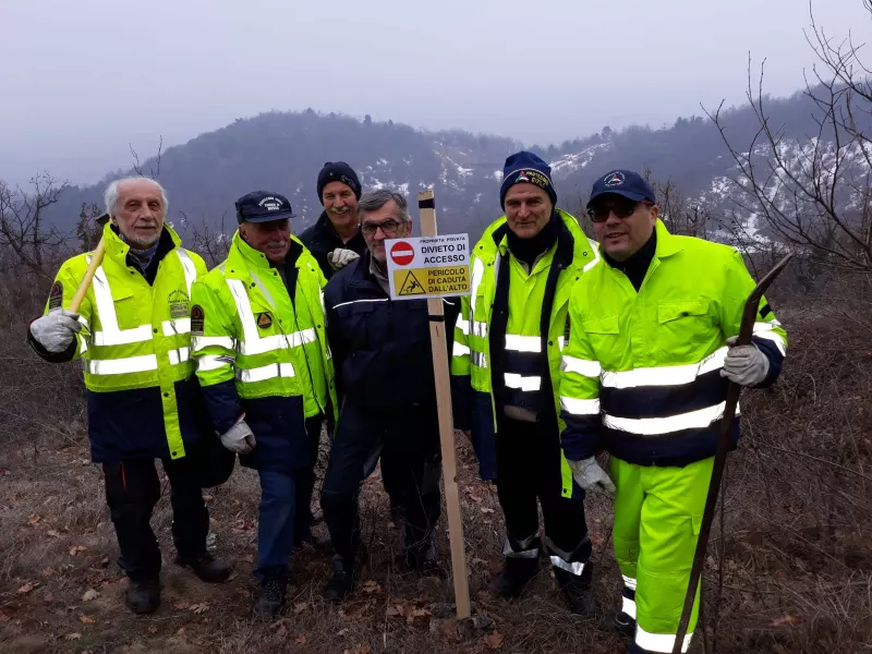 I volontari del gruppo di Protezione civile  hanno provveduto a posizionare  cartelli di segnalazione di pericolo nei dintorni delle cinque gole dell’alabastro rosa, sul versante orientale della collina dell'Eremo