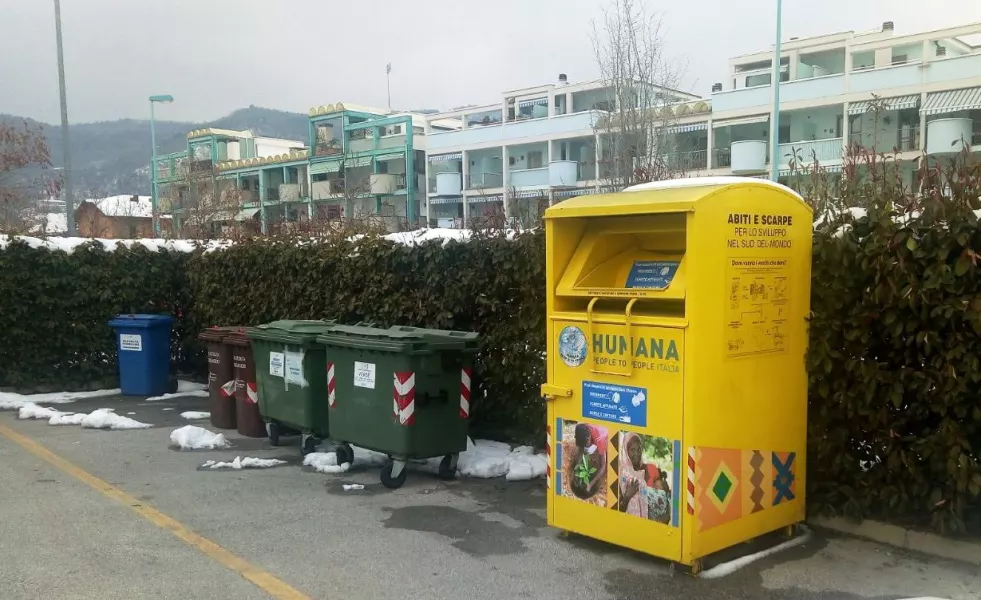 E’ disponibile da pochi giorni un nuovo raccoglitore per abiti e scarpe usati ma in buono stato. Il Comune ha deciso di posizionarlo nell’area del parcheggio in via Verdi