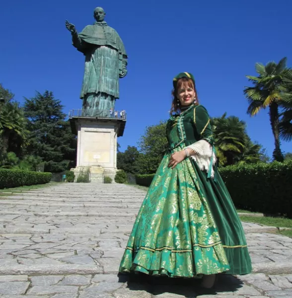 La Bella Antilia sotto la  statua detta il san Carlone