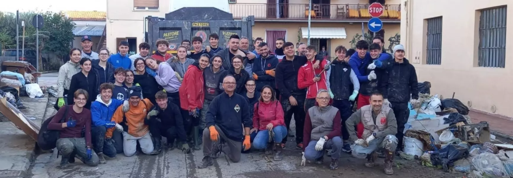 Il volontario della Protezione civile comunale e consigliere comunale Elio Campana con il gruppo di ragazzi impegnatia a Montemurlo