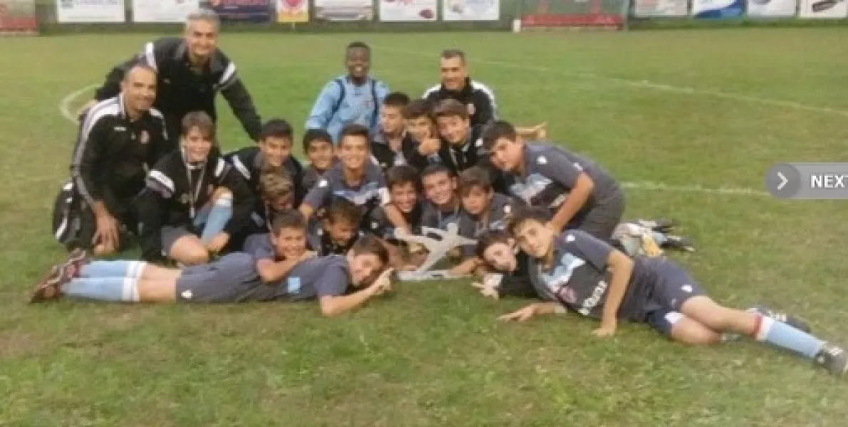 La squadra in festa con il trofeo