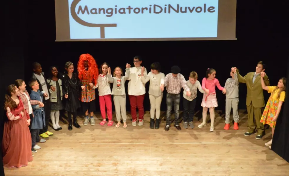 I saluti finali dello spettacolo di chiusura del corso dei bambini dello scorso anno