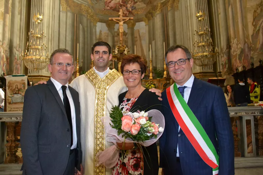 Don Marco Tallone con il sindaco, Marco Gallo,  la madre Elide e  il papà Bruno