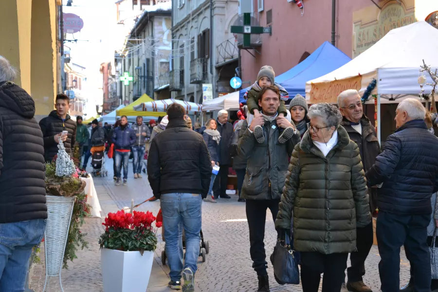 Per tutto il giorno il centro città affollato 